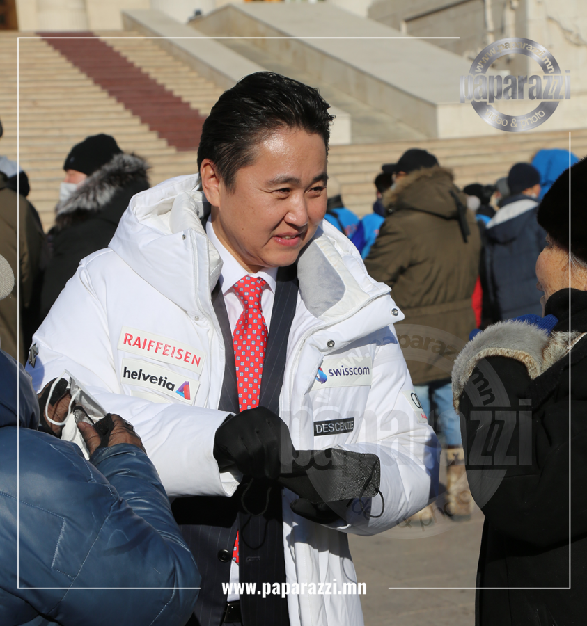 Photo Paparazzi •••Төрдөө үнсүүлсэн хүүгээ нулимстай тосож буй ээж...