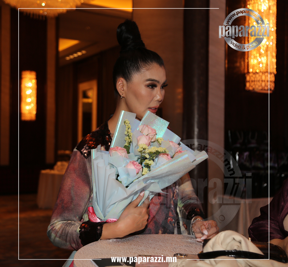 Photo Paparazzi ••• 50 насны босго давсан хойноо ч реклам, клипний саналд дарагдсаар л явна