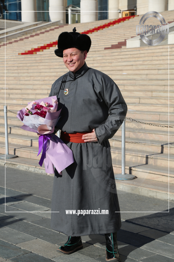 Photo Paparazzi ••• Давхар мэргэжилтэй УРТЫН дуучин