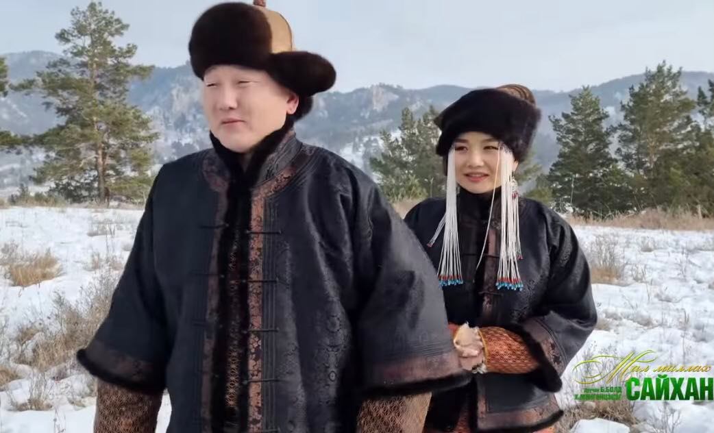 Photo Paparazzi ••• Дуучин Б.Болд, Х.Мөнгөнцэцэг нар шинэ дууныхаа  клипэнд гурван хүүхдээ тоглуулжээ