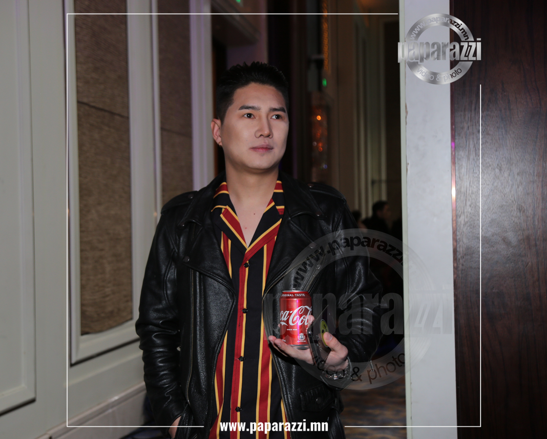 Photo Paparazzi ••• Нүдэндээ давхраа хийлгэсэн дуучин залууг хэн ч таньсангүй