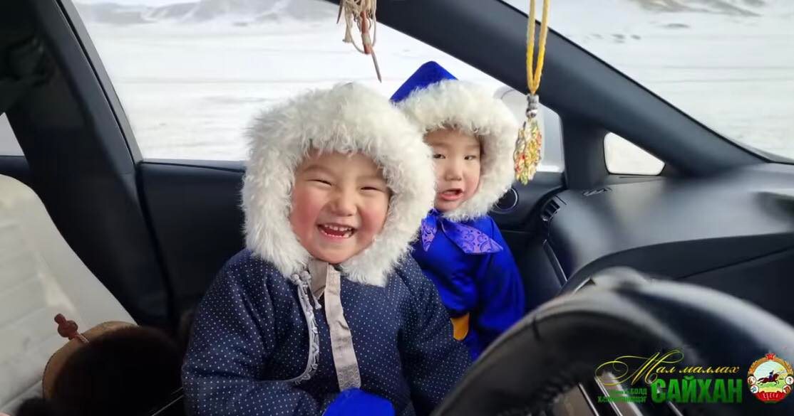 Photo Paparazzi ••• Дуучин Б.Болд, Х.Мөнгөнцэцэг нар шинэ дууныхаа  клипэнд гурван хүүхдээ тоглуулжээ