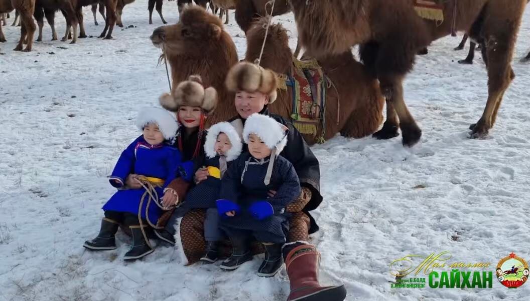 Photo Paparazzi ••• Дуучин Б.Болд, Х.Мөнгөнцэцэг нар шинэ дууныхаа  клипэнд гурван хүүхдээ тоглуулжээ