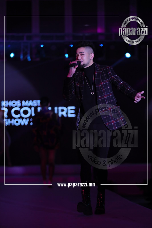 Photo Paparazzi ••• Охид залуусын харцыг булаасан дуучин УРЛАГТ хөл тавьлаа