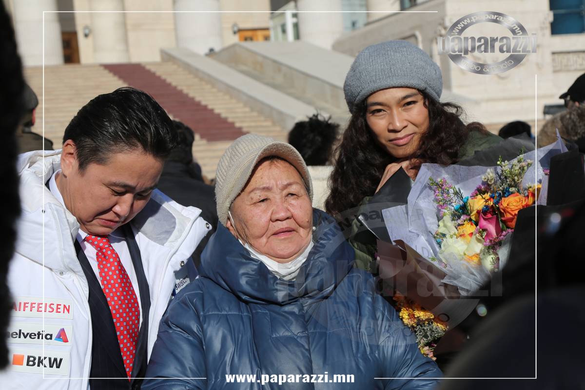 Photo Paparazzi •••Төрдөө үнсүүлсэн хүүгээ нулимстай тосож буй ээж...