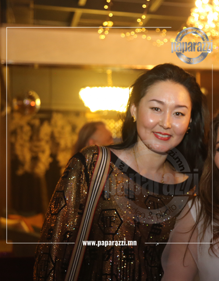 Photo Paparazzi ••• Холливудын бэр  Б.Эрдэнэтуяа монголдоо бүүр үлдсэн үү...