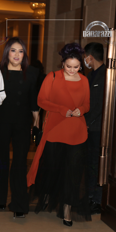 Photo Paparazzi ••• Дуучин Д.Бурмаа: Манай удам урлагийн авшигтай, ураг удмыг дагаад урлагийн хүмүүс хүргэн, бэр болдог