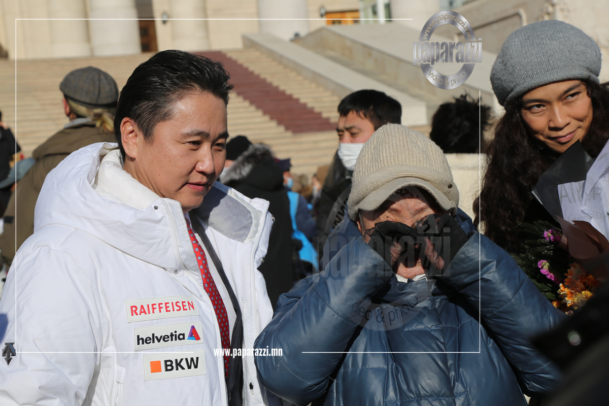 Photo Paparazzi •••Төрдөө үнсүүлсэн хүүгээ нулимстай тосож буй ээж...