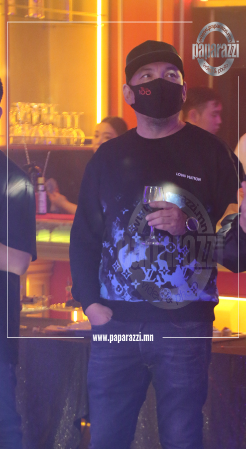 Photo Paparazzi ••• Гитарчин Өөжгий алдарт LV брэндийн цамцаар хаа сайгүй л гангарч явна