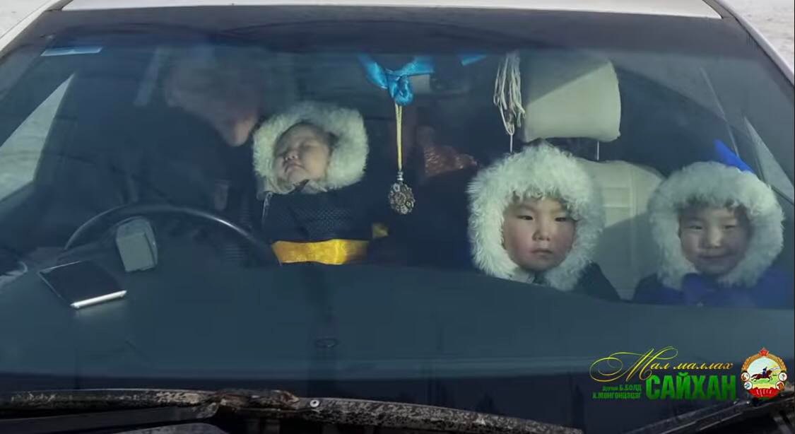 Photo Paparazzi ••• Дуучин Б.Болд, Х.Мөнгөнцэцэг нар шинэ дууныхаа  клипэнд гурван хүүхдээ тоглуулжээ