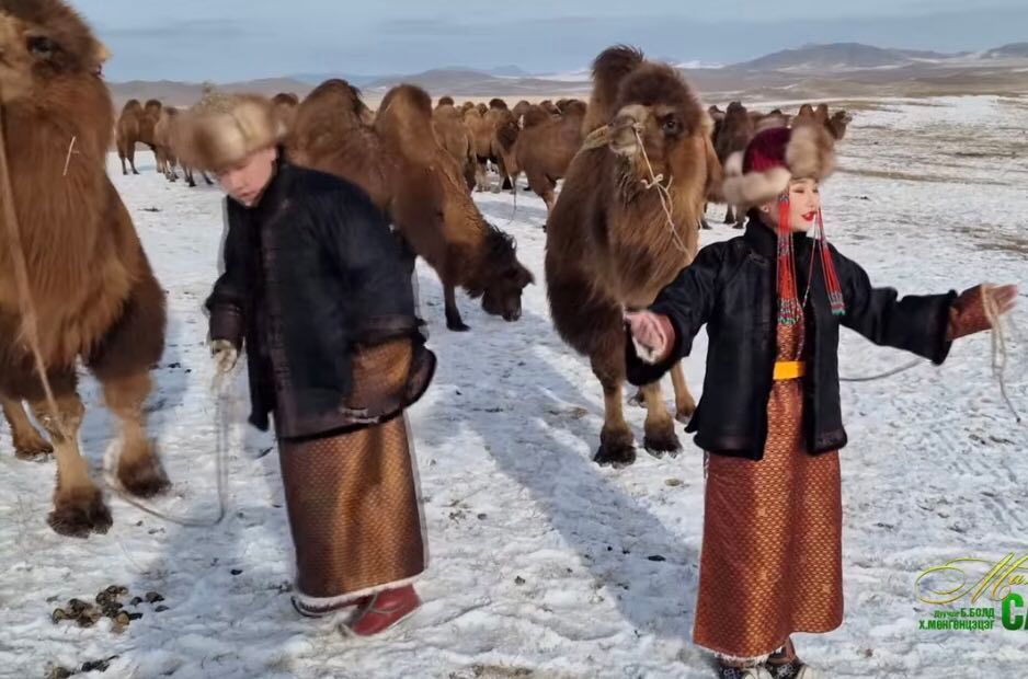 Photo Paparazzi ••• Дуучин Б.Болд, Х.Мөнгөнцэцэг нар шинэ дууныхаа  клипэнд гурван хүүхдээ тоглуулжээ