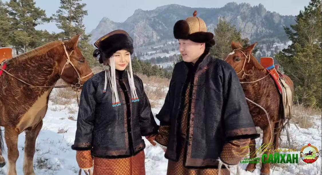 Photo Paparazzi ••• Дуучин Б.Болд, Х.Мөнгөнцэцэг нар шинэ дууныхаа  клипэнд гурван хүүхдээ тоглуулжээ