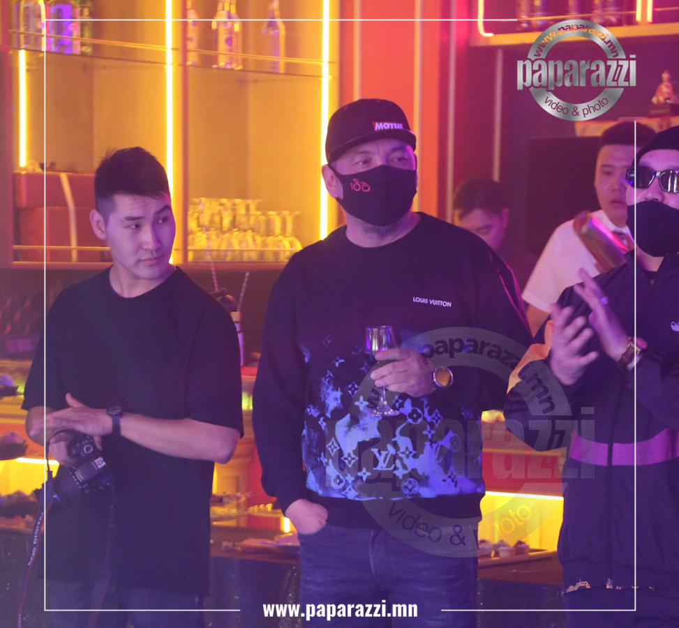 Photo Paparazzi ••• Гитарчин Өөжгий алдарт LV брэндийн цамцаар хаа сайгүй л гангарч явна