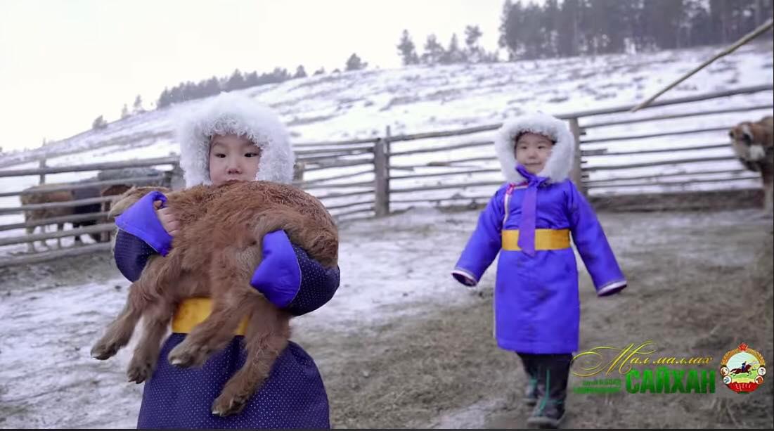 Photo Paparazzi ••• Дуучин Б.Болд, Х.Мөнгөнцэцэг нар шинэ дууныхаа  клипэнд гурван хүүхдээ тоглуулжээ