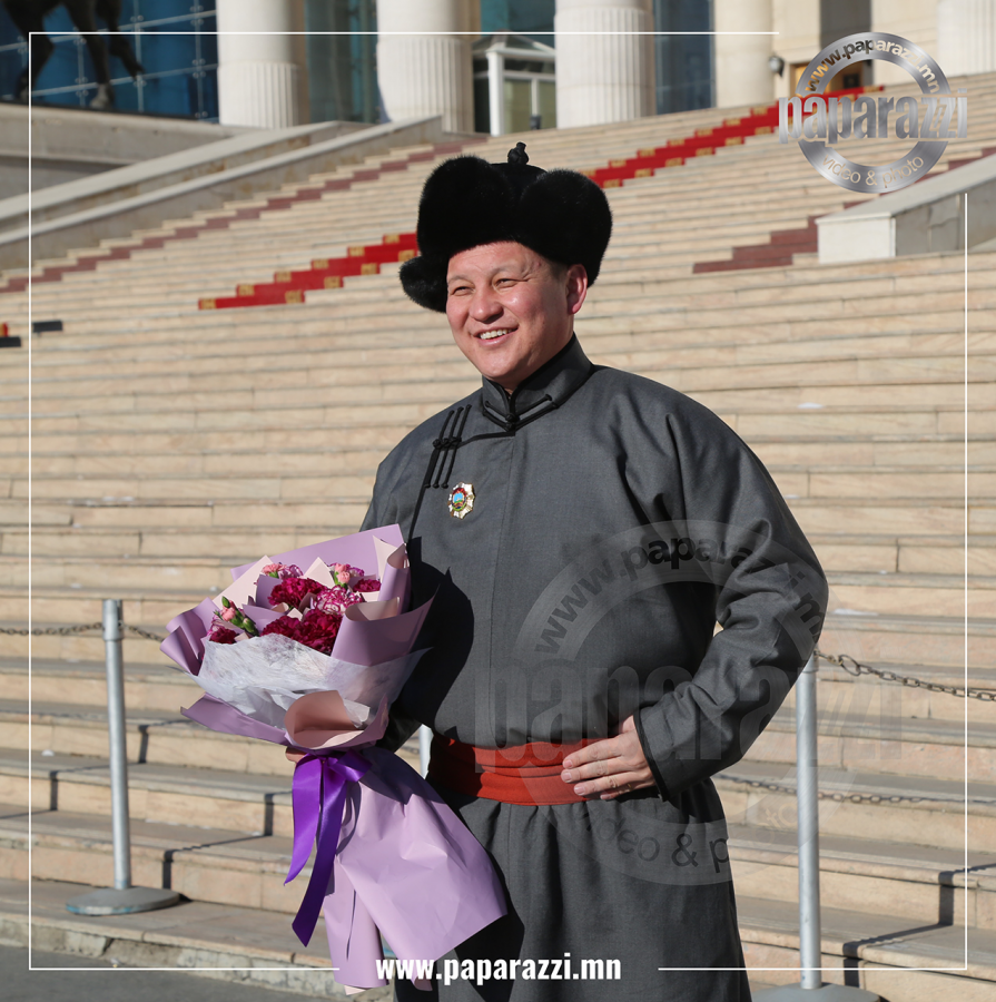 Photo Paparazzi ••• Давхар мэргэжилтэй УРТЫН дуучин