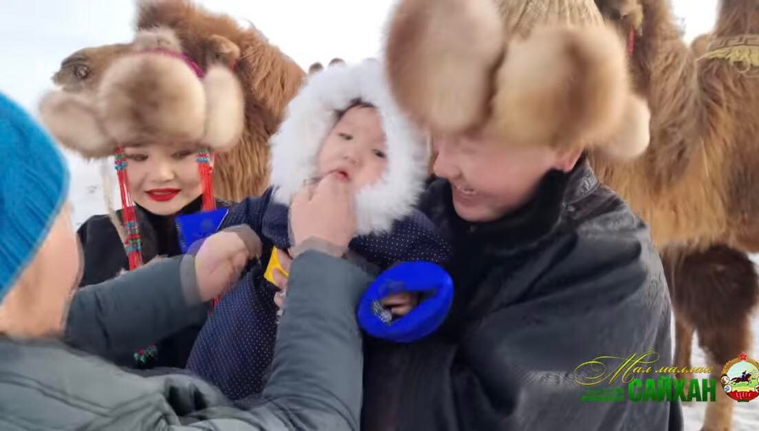 Photo Paparazzi ••• Дуучин Б.Болд, Х.Мөнгөнцэцэг нар шинэ дууныхаа  клипэнд гурван хүүхдээ тоглуулжээ