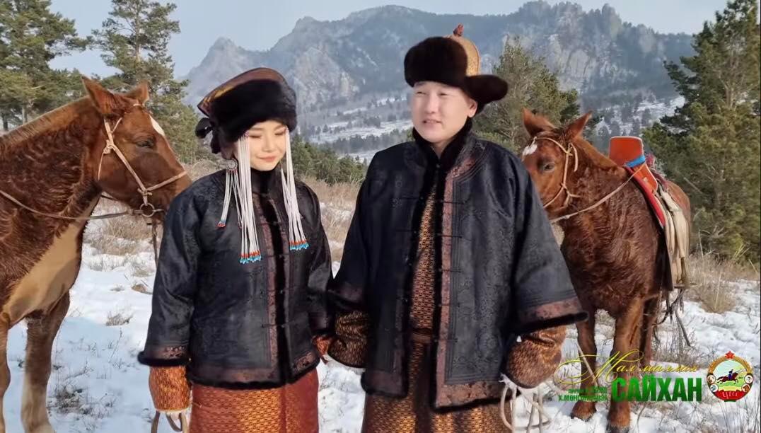 Photo Paparazzi ••• Дуучин Б.Болд, Х.Мөнгөнцэцэг нар шинэ дууныхаа  клипэнд гурван хүүхдээ тоглуулжээ