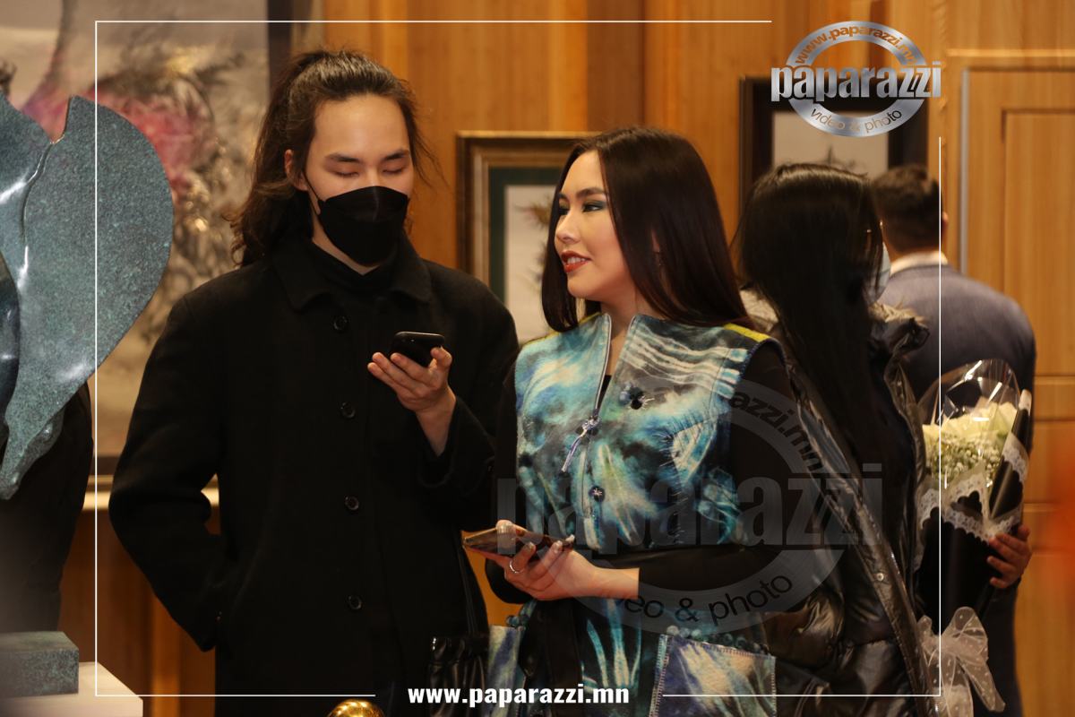 Photo Paparazzi ••• Үндэсний ялагч Энгүүн дүүгээрээ гангарах дуртай