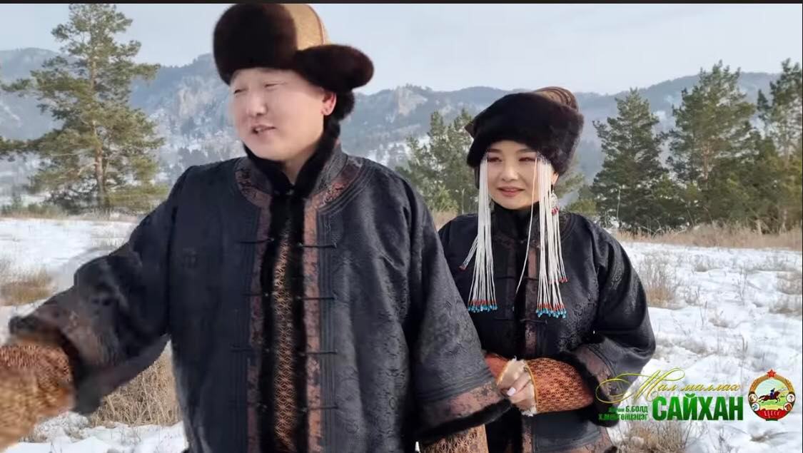 Photo Paparazzi ••• Дуучин Б.Болд, Х.Мөнгөнцэцэг нар шинэ дууныхаа  клипэнд гурван хүүхдээ тоглуулжээ