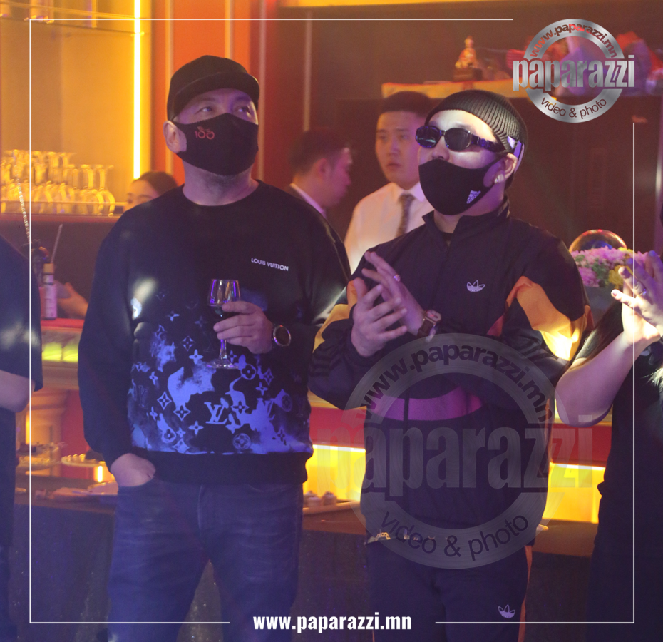 Photo Paparazzi ••• Гитарчин Өөжгий алдарт LV брэндийн цамцаар хаа сайгүй л гангарч явна