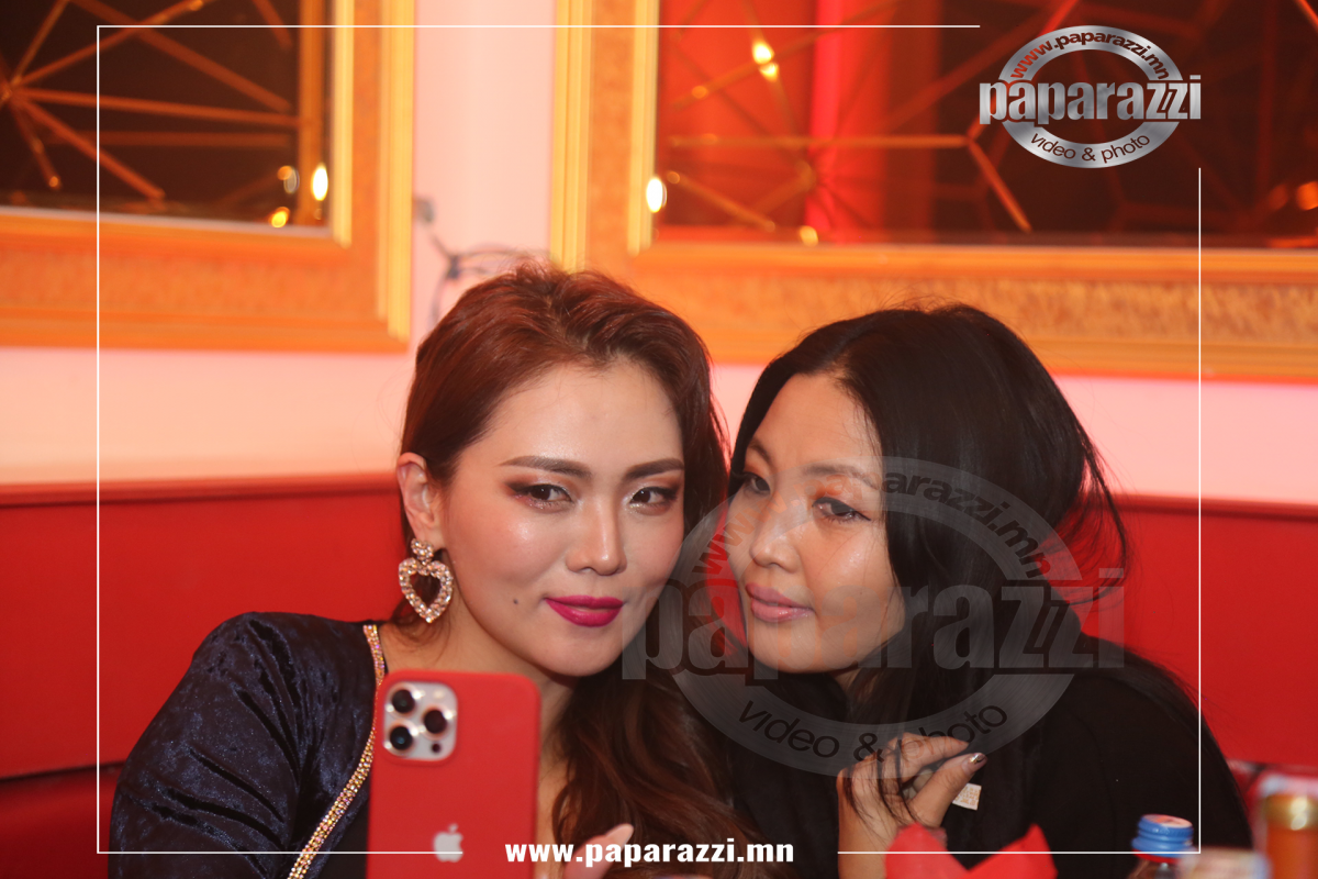 Photo Paparazzi ••• “Uuree Hits” уран бүтээлээрээ УРЛАГТАА  эргэн ирэлт хийж чадсан бүсгүй