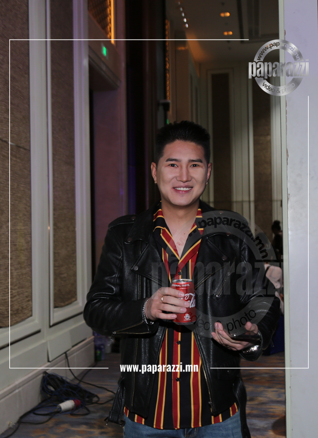 Photo Paparazzi ••• Нүдэндээ давхраа хийлгэсэн дуучин залууг хэн ч таньсангүй