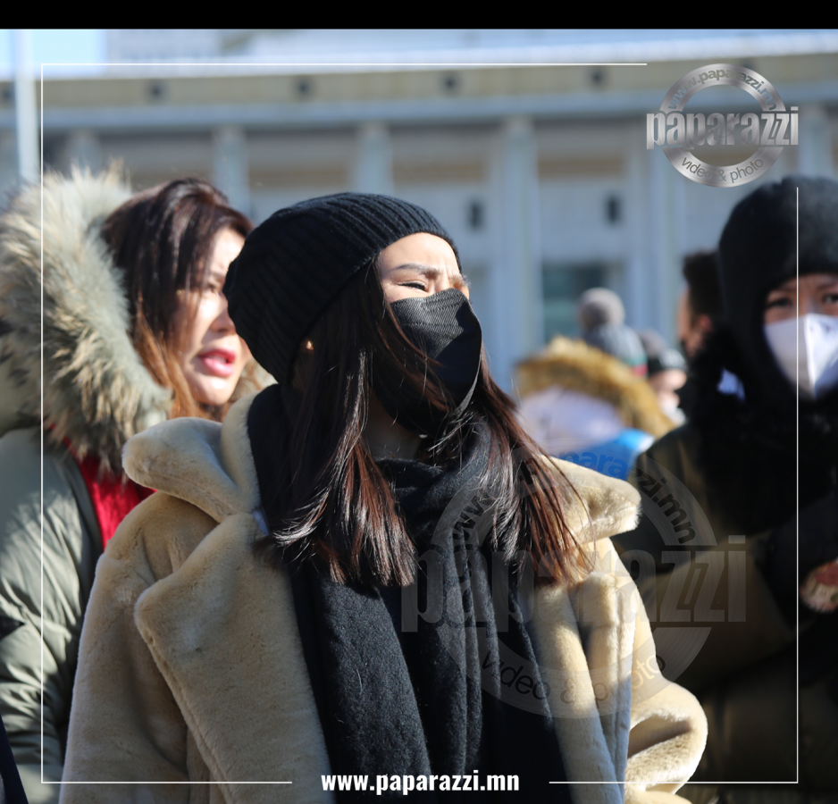 Photo Paparazzi •••“Гурван охин”-ы Солонго  хүнтэй суусан уу ...