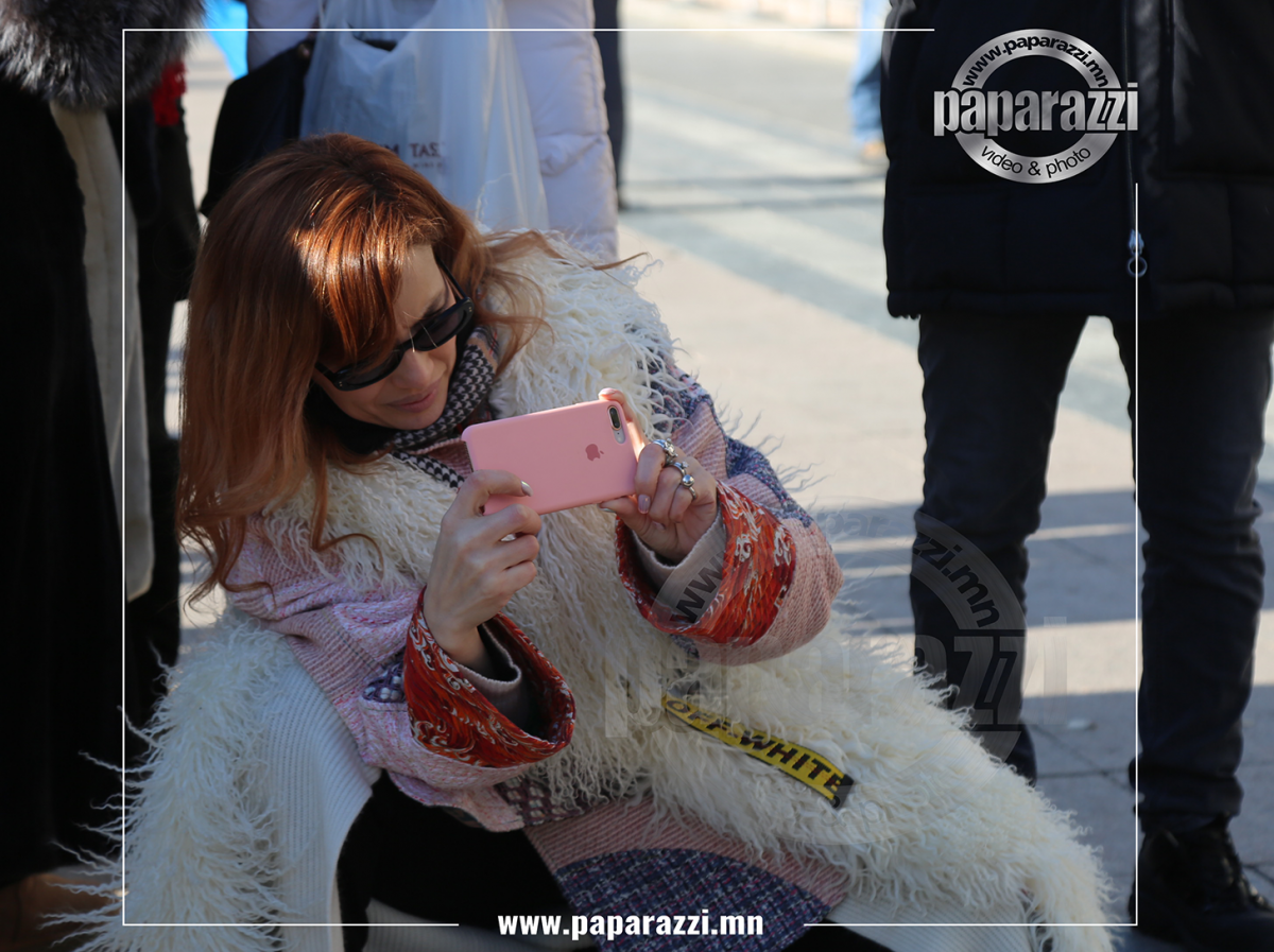 Photo Paparazzi ••• Дөчин насны дөрөө жийж яваа Ука