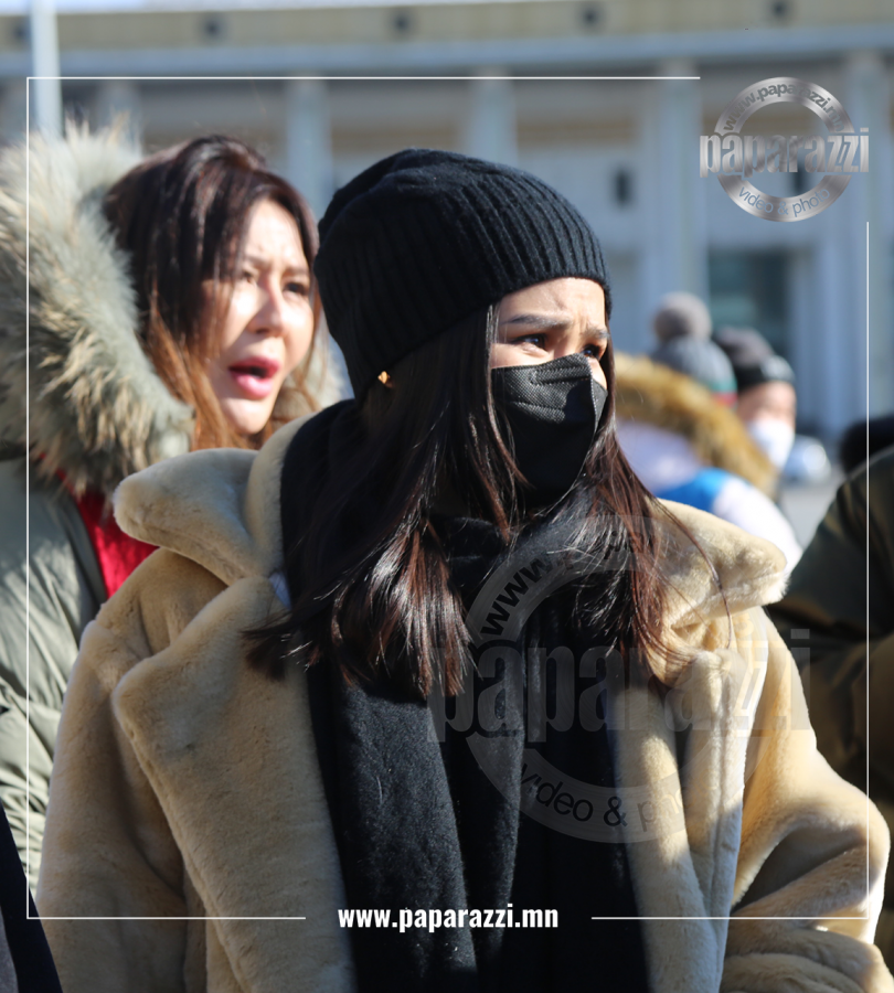 Photo Paparazzi •••“Гурван охин”-ы Солонго  хүнтэй суусан уу ...