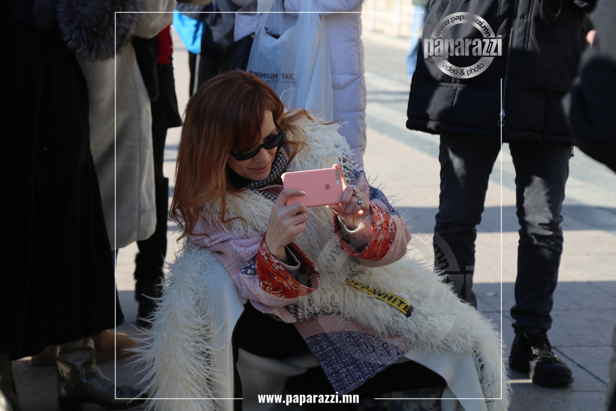 Photo Paparazzi ••• Дөчин насны дөрөө жийж яваа Ука