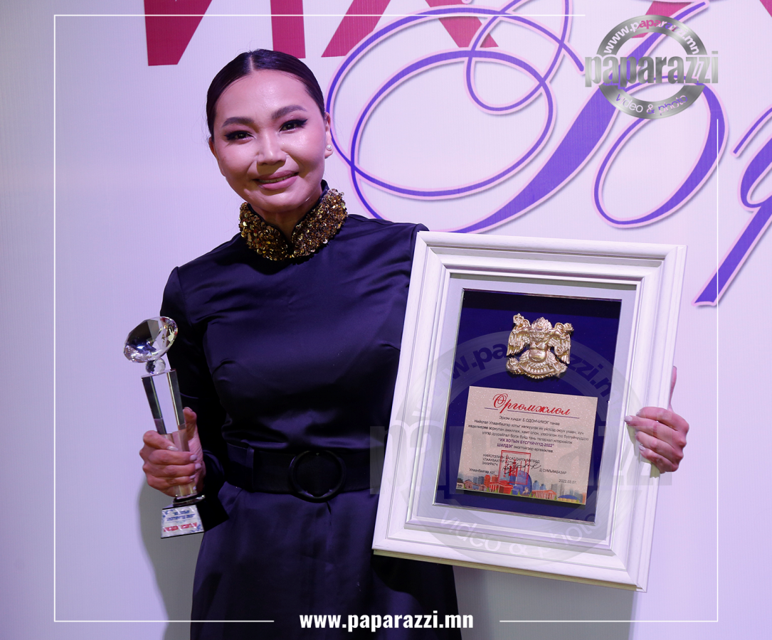 Photo Paparazzi ••• Жүжигчин Б.Одончимэг Нийслэлийн шилдэг эмэгтэй боллоо