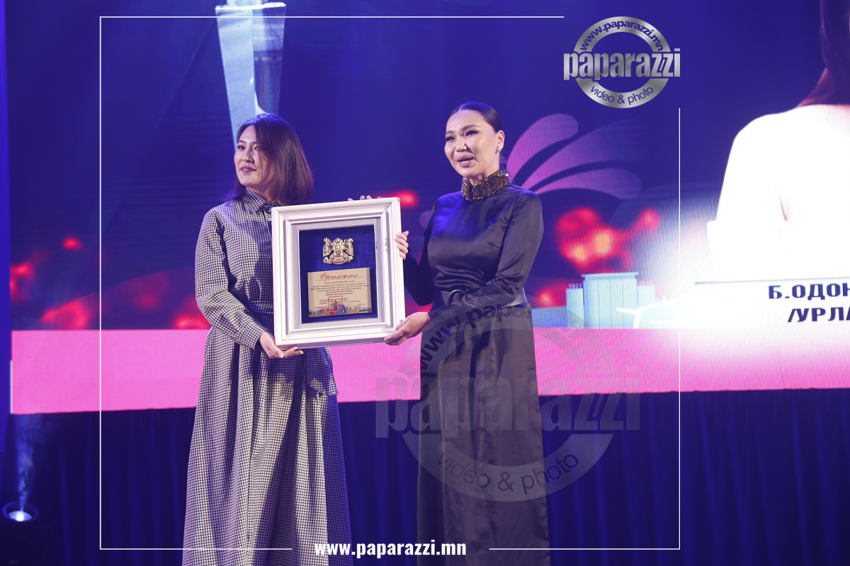 Photo Paparazzi ••• Жүжигчин Б.Одончимэг Нийслэлийн шилдэг эмэгтэй боллоо