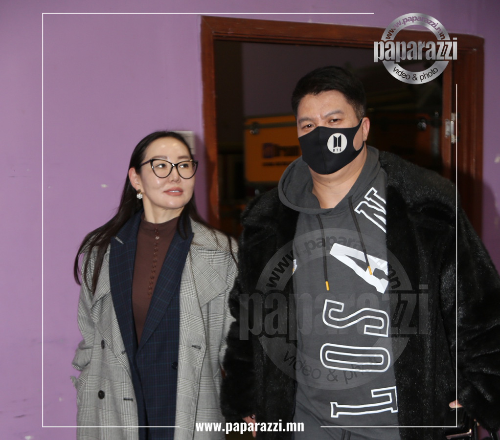 Photo Paparazzi ••• Дуучин А COOL гэргийтэйгээ манай дуранд...