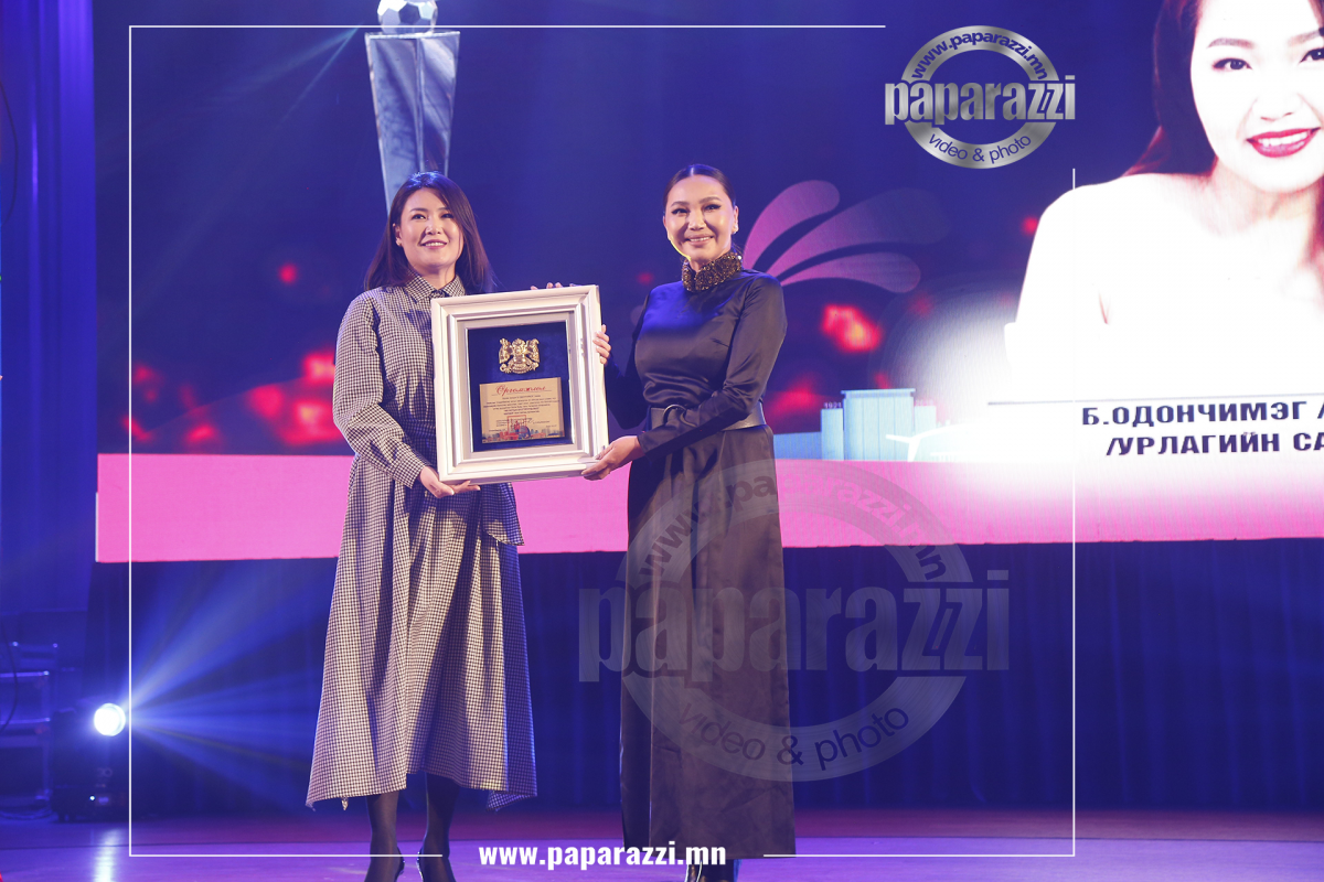 Photo Paparazzi ••• Жүжигчин Б.Одончимэг Нийслэлийн шилдэг эмэгтэй боллоо