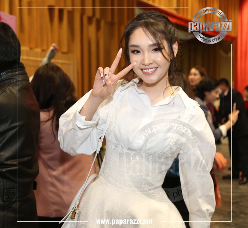 Photo paparazzi ••• ТИК ТОК-чин Үжин киноныхоо нээлтэнд хоцорч,  шүүмжлэлд өртөв