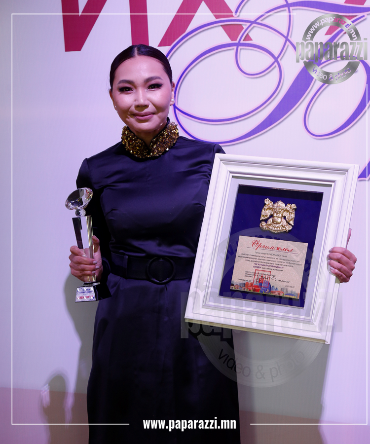 Photo Paparazzi ••• Жүжигчин Б.Одончимэг Нийслэлийн шилдэг эмэгтэй боллоо