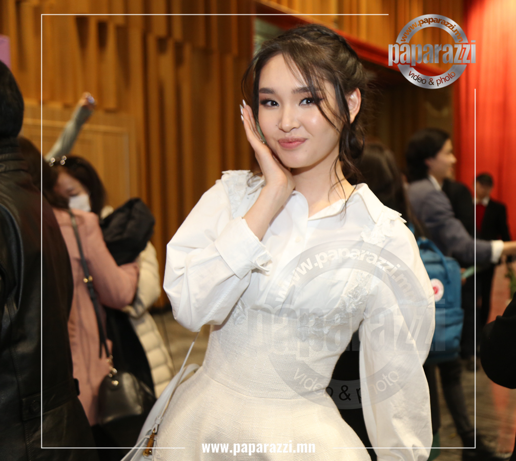 Photo paparazzi ••• ТИК ТОК-чин Үжин киноныхоо нээлтэнд хоцорч,  шүүмжлэлд өртөв