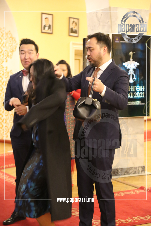 Photo Paparazzi ••• ​​Соёлын сайд​ын халамж нь тулчихсан нөхөр Батка