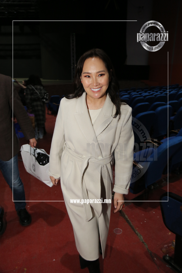 Photo Paparazzi ••• “Шинэ үе”-ийн Отгоо цагаан утас ажлуулдлаг баян ОЮУТАН байжээ