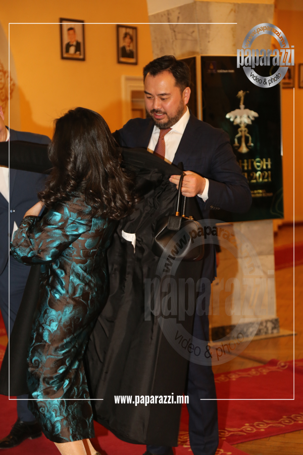 Photo Paparazzi ••• ​​Соёлын сайд​ын халамж нь тулчихсан нөхөр Батка