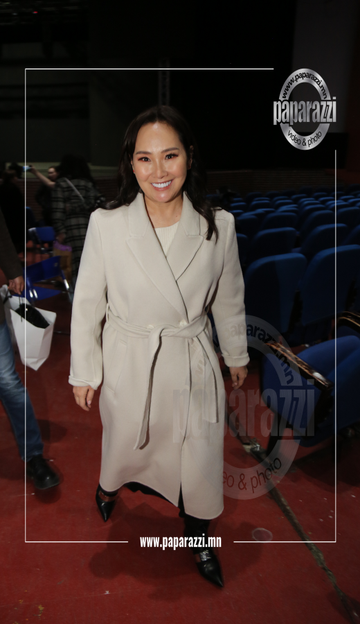 Photo Paparazzi ••• “Шинэ үе”-ийн Отгоо цагаан утас ажлуулдлаг баян ОЮУТАН байжээ