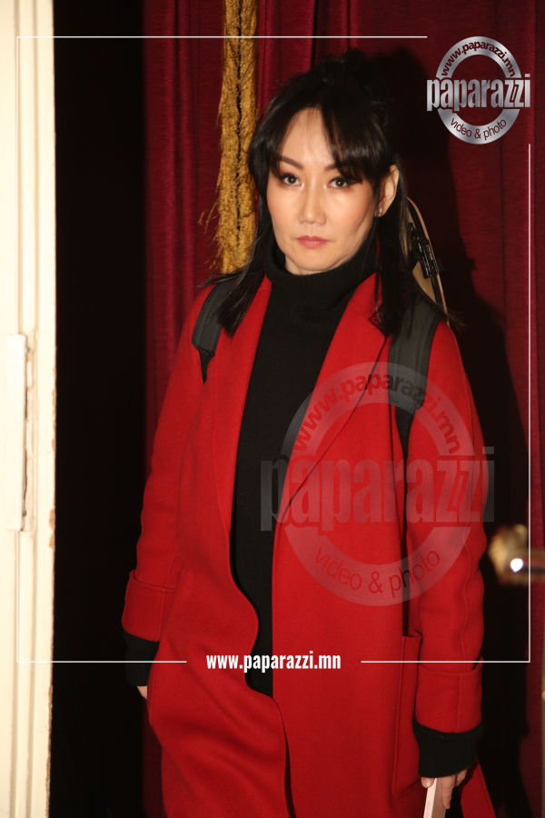 Photo Paparazzi ••• Хийлч Дээгийгийн хайртай залуу нь түүний нэрийг ар далан дээрээ шивүүлжээ