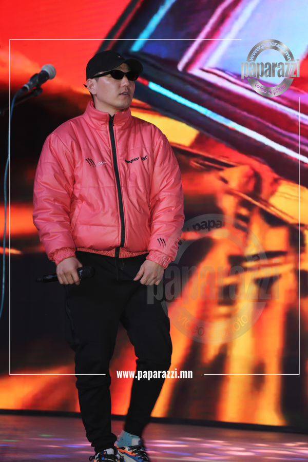 Photo Paparazzi ••• “Хавтаст хэрэг” кинонд мөрдөгч Мандахын дүрээр нэлээд алдаршсан Jason манай дуранд