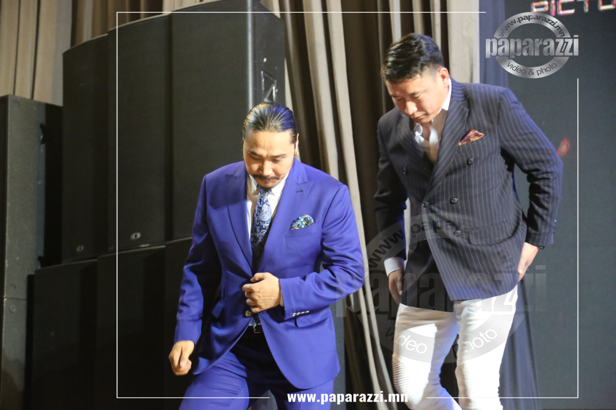 Photo Paparazzi •••  Жүжигчин Эби “Тэгри Чину” киноныхоо зөвхөн зохиолыг  350 сая төгрөгаар худалдаж авсан монголын анхны НАЙРУУЛАГЧ боллоо