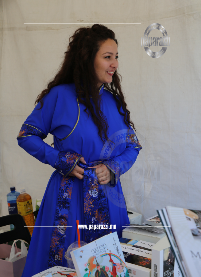 Photo Paparazzi ••• “Эх үрийн судар”, “Үрийг хүмүүжүүлэх судар” номоороо уншигч биднийхээ оюуныг мялаасан бүсгүй