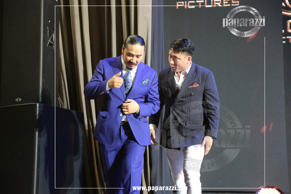 Photo Paparazzi •••  Жүжигчин Эби “Тэгри Чину” киноныхоо зөвхөн зохиолыг  350 сая төгрөгаар худалдаж авсан монголын анхны НАЙРУУЛАГЧ боллоо