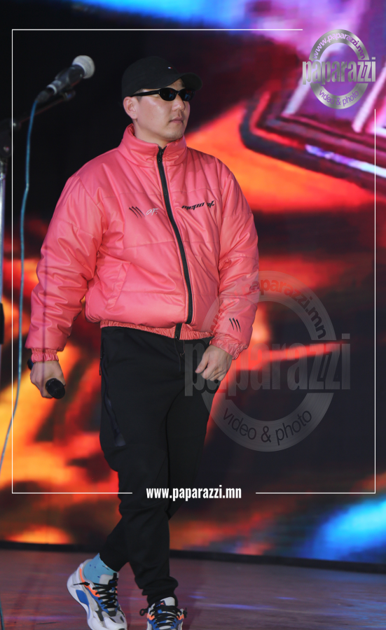 Photo Paparazzi ••• “Хавтаст хэрэг” кинонд мөрдөгч Мандахын дүрээр нэлээд алдаршсан Jason манай дуранд