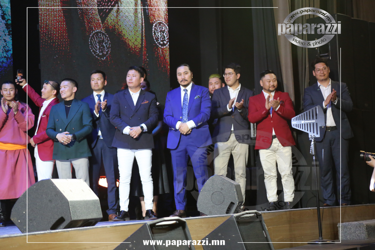 Photo Paparazzi •••  Жүжигчин Эби “Тэгри Чину” киноныхоо зөвхөн зохиолыг  350 сая төгрөгаар худалдаж авсан монголын анхны НАЙРУУЛАГЧ боллоо