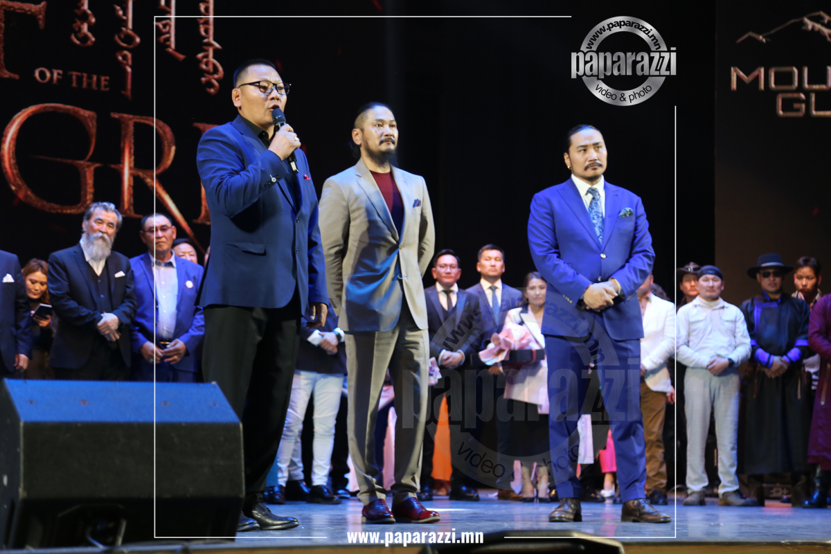 Photo Paparazzi •••  Жүжигчин Эби “Тэгри Чину” киноныхоо зөвхөн зохиолыг  350 сая төгрөгаар худалдаж авсан монголын анхны НАЙРУУЛАГЧ боллоо