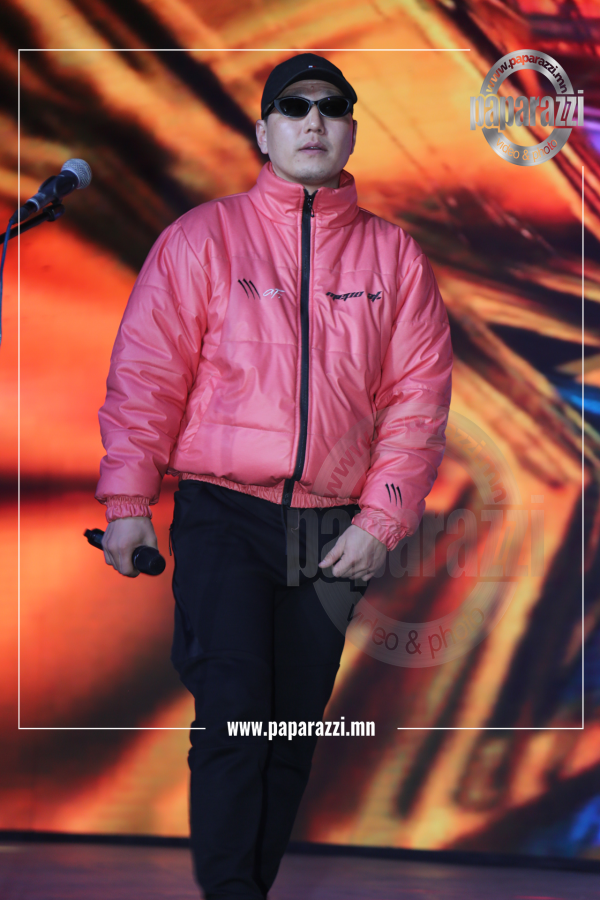 Photo Paparazzi ••• “Хавтаст хэрэг” кинонд мөрдөгч Мандахын дүрээр нэлээд алдаршсан Jason манай дуранд